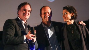 المخرج الامريكي كوينتين ترانتينو يتلقى جائزة من رئيس بلدية القدس نير بركات ومديرة سنيماتك القدس نوعا ريغيف، في افتتاح مهرجان الفس السينمائي، 7 يوليو 2016 (Hadas Parush/Flash90)