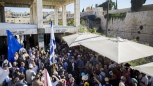 مئات الداعمين يزرون حائط المبكى في ذكرى هاليل يافا ارئيل في القدس القديمة، 12 يوليو 2016 (Yonatan Sindel/Flash90)