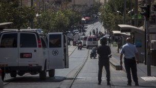 الشرطة في محطة القطار الخفيف في القدس حيث حاول فلسطينيا مع قنابل انبوبية في حقيبته ركوب القطار، 17 يوليو 2016 (Hadas Parush/Flash90)