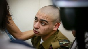 العقيد إيلور عزاريا، الذي أطلق النار على منفذ هجوم فلسطيني عاجز، في قاعة المحكمة العسكرية في يافا، 24 يوليو، 2016. (Flash90)