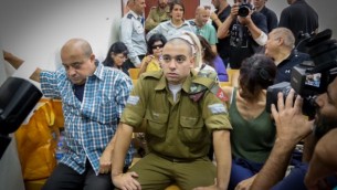 الرقيب إيلور عزاريا، جندي إسرائيلي مُتهم بقتل منفذ هجوم فلسطيني منزوع السلاح في الخليل، خلال جلسة في قاعة  المحكمة العسكرية في يافا، 26 يوليو، 2016. (Flash90)