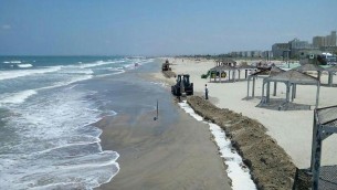 العمل على تنظيف تسرب النفط في خليج حيفا، 5 يوليو 2016 (Environment Protection Ministry)