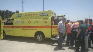 مسعفون في موقع هجوم طعن في الضفة الغربية بالقرب من مخيم العروب، 18 يوليو 2016 (Magen David Adom)