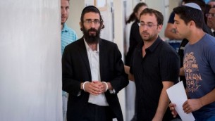 ميخائيل شليسل، شقيق يشاي شليسل، خلال اقتياده إلى قاعة محكمة الصلح في القدس، 20 يوليو، 2016. (Yonatan Sindel/Flash90)