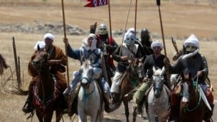المشاركين في التمثيل السنوي لمعركة حطين من عام 1187 في شمال اسرائيل، 2 يوليو 2016 (AFP PHOTO / MENAHEM KAHANA)