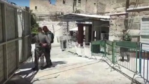 موقع محاولة هجوم أحطبته عناصر شرطة حرس الحدود في الحرم الإبراهيمي في مدينة الخليل، 1 يوليو، 2016. قوات الأمن أطلقت النار على الشابة التي حاولت تنفيذ الهجوم، وهي من أقارب الفتى الذي قتل فتاة إسرائيلية تبلغ من العمر 13 عاما في كريات أربع، وقتلتها. (لقطة شاشة: YouTube)