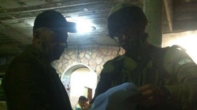 جنود إسرائيليون يسلمون أمر هدم في منزل محمد طرايرة، الفلسطيني الذي قتل هاليل يافا أريئيل (13 عاما). (المتحدث بإسم الجيش الأإسرائيلي) جنود إسرائيليون يسلمون أمر هدم في منزل محمد طرايرة، الفلسطيني الذي قتل هاليل يافا أريئيل (13 عاما). (المتحدث بإسم الجيش الأإسرائيلي)