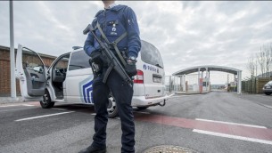 صورة توضيحية. شرطي يحرس مدخل مطار بروكسل بعد وقوع انفجارين اديا الى مقتل 13 شخص على الاقل في صالة المسافرين، 22 مارس 2016 (AFP / Belga / FILIP DE SMET / Belgium OUT)