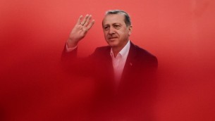 الرئيس التركي رجب طيب اردوغان يحيي داعميه خلال مظاهرة في اسطنبول ضد محاولة الانقلاب، 7 اغسطس 2016 (AFP PHOTO / OZAN KOSE)