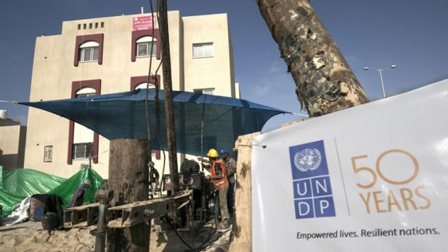 عمال بناء فلسطينيين يعملون على بئر مياه في مشروع إسكان ممول من السعودية ويتم تنفيذه من قبل برنامج الأمم المتحدة الإنمائي (UNDP)، في رفح جنوبي قطاع غزة، 9 أغسطس، 2016. (AFP Photo/Said Khatib) عمال بناء فلسطينيين يعملون على بئر مياه في مشروع إسكان ممول من السعودية ويتم تنفيذه من قبل برنامج الأمم المتحدة الإنمائي (UNDP)، في رفح جنوبي قطاع غزة، 9 أغسطس، 2016. (AFP Photo/Said Khatib)