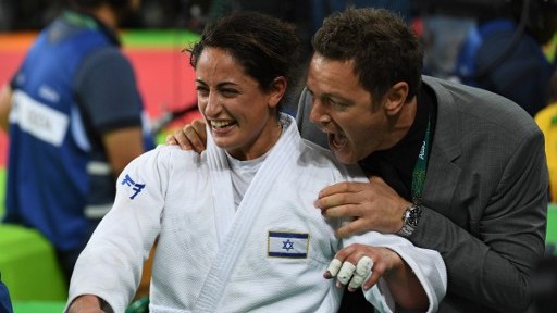 لاعبة الجودو الإسرائيلية ياردين جربي تحتفل بعد  فوزها بالميدالية البرونزية في الالعاب الاولمبية في ريو، 9 اغسطس (2016 AFP PHOTO / Toshifumi KITAMURA)