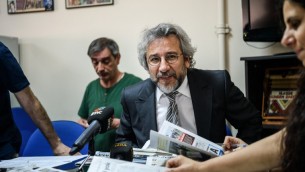 رئيس تحرير صحيفة جمهورييت التركية المعارضة جان دوندار في اسطنبول، 21 يونيو 2016 (AFP/OZAN KOSE)