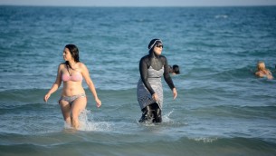 صورة توضيحية لامرأة ترتدي البوركيني في تونس، 16 اغسطس 2016 (FETHI BELAID / AFP)