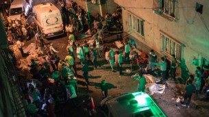 سيارات الإسعاف تصل إلى موقع الإنفجار في 20 أغسطس، 2016 في غازي عنتاب في أعقاب إعتداء وقع في حفل زفاف في جنوب شرق تركيا. (AFP/ AHMED DEEB)
