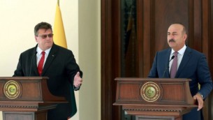 وزير الخارجية التركية  مولود جاويش أوغلو (من اليمين) ونظيره الليتواني، ليناس لينكافيتشيوس (من اليسار)، خلال مؤتمر صحفي مشترك في أعقاب اجتماعهما في مقر وزارة الخارجية في انقرة، 22 أغسطس، 2016. (AFP PHOTO / ADEM ALTAN)