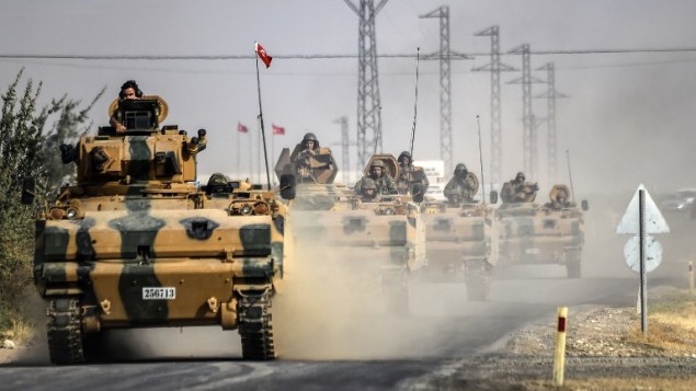دبابات تركية متجهة نحو بلدة جرابلس على الحدود السورية التركية، 25 اغسطس 2016 (BULENT KILIC / AFP)