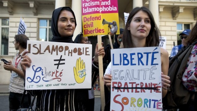 نساء يشاركن في تظاهرة نظمتها جمعية "ستاند أب تو رايسيزم" أمام السفارة الفرنسية في لندن في 26 أغسطس، 2016 ضد حظر البوركيني في الشواطئ الفرنسية. (AFP PHOTO / JUSTIN TALLIS)