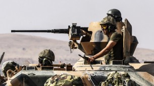 جنود اتراك في دبابة بطريقهم الى الحدود السورية في منطقة غازي عنتاب الجنوبية، 27 اغسطس 2016 (BULENT KILIC / AFP)
