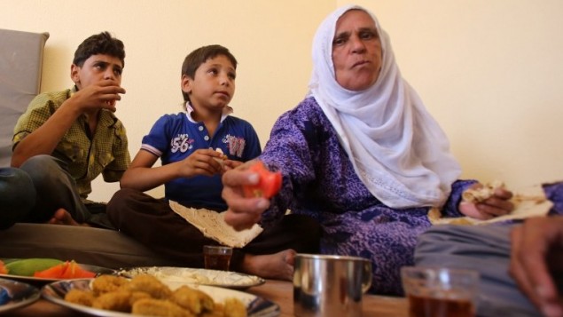 غائلة سورية تم اخلائها من بلدة داريا تتنناول وجبة الفطور في مركز اقامة مؤقت في بلدة حرجلة التي تحت سيطرة النظام، 27 اغسطس 2016 (AFP/Youssef KARWASHAN)