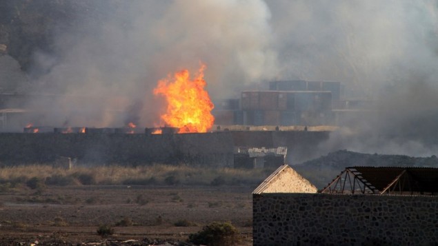 النيران والدخان يتصاعد من موقع انفجار في مخزن اسلحة في مدينة عدن اليمنية، 28 مارس 2015 (AFP/SALEH AL-OBEIDI)