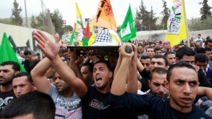 فلسطينيون يحملون جثمان عبد الرحم عبد الله البالغ 13 عاما، الذي قُتل برصاص الجيش خلال اشتباكات في مخيم عايدة بالقرب من بيت لحم في الضفة الغربية، 6 اكتوبر 2016 (AFP/Musa al-Shaer)