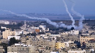 سحاب دخان خلفها صواريخ فلسطينية تم اطلاقها من شمال مدينة غزة، 21 اغسطس 2014 (AFP/ROBERTO SCHMIDT)