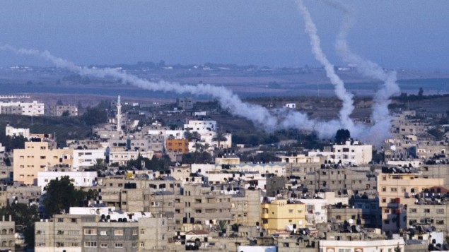 سحاب دخان خلفها صواريخ فلسطينية تم اطلاقها من شمال مدينة غزة، 21 اغسطس 2014 (AFP/ROBERTO SCHMIDT)
