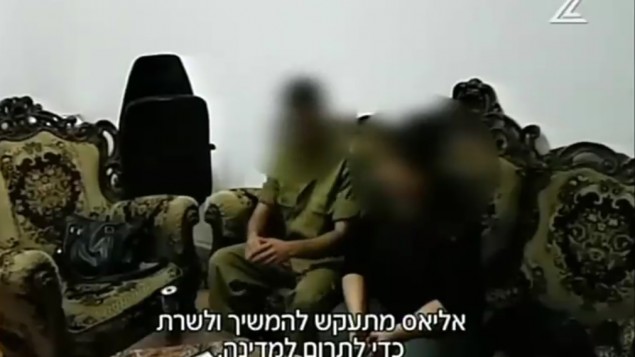 سيدة فلسطينية غير قادرة على الحصول على المواطنة الإسرائيلية، على الرغم من أن ابنها يخدم في الجيش الإسرائيلي. (لقطة شاشة: القناة 2) سيدة فلسطينية غير قادرة على الحصول على المواطنة الإسرائيلية، على الرغم من أن ابنها يخدم في الجيش الإسرائيلي. (لقطة شاشة: القناة 2)