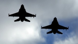 طائرتان حربيتان إسرائيليتان من طراز ’إف-16’.  (Tsahi Ben-Ami/Flash90)