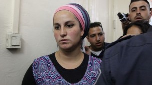 اليراز فاين (22 عاما) من مستوطنة يتسهار في الضفة الغربية، بطريقها الى المحكمة للاشتباه ب"التحريض على العنف ضد الجنود، 7 مايو 2014 (Meital Cohen/Flash90)