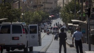 الشرطة في محطة للقطار الخفيف في القدس حيث تم العثور على متفجرات في حقيبة شاب فلسطيني حاول تنفيذ هجوم، 17 يوليو، 2016. (Hadas Parush/Flash90)