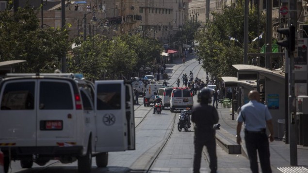 الشرطة في محطة للقطار الخفيف في القدس حيث تم العثور على متفجرات في حقيبة شاب فلسطيني حاول تنفيذ هجوم، 17 يوليو، 2016. (Hadas Parush/Flash90) الشرطة في محطة للقطار الخفيف في القدس حيث تم العثور على متفجرات في حقيبة شاب فلسطيني حاول تنفيذ هجوم، 17 يوليو، 2016. (Hadas Parush/Flash90)