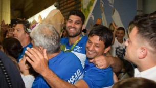 أور ساسون، وسط الصورة، في مطار بن غوريون في 15 أغسطس، 2016. (Roy Alima/Flash90)