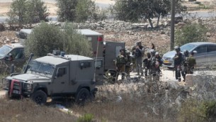 القوات الإسرائيلية في الموقع الذي قُتل فيه الفلسطيني إياد حامد جراء إطلاق جنود النار عليه بعد أن ركض مسرعا باتجاه نقطة حراسة بالقرب من قرية سلواد في الضفة الغربية، 26 أغسطس، 2016.  (Flash90)