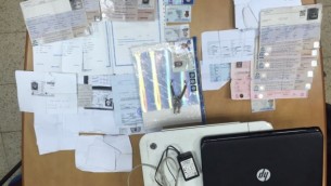 وثائق إسرائيلية مزورة تمت مصادرتها من ورشة تزوير في قرية عقربا في الضفة الغربية، 22 أغسطس، 2016. (الشرطة الإسرائيلية)