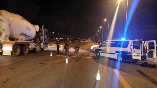 الشرطة الإسرائيلية تقيم حاجز امني في شوارع جنوب اسرائيل، 24 اغسطس 2016 (Police spokesperson)