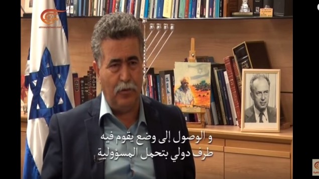 وزير الدفاع السابق عمير بيريس خلال مقابلة على قناة الميادين التابعة لحزب الله (YouTube screenshot)