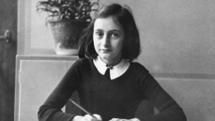 آن فرانك، في سن 12 عاما، على طاولتها المدرسية في أمستردام، 1941.