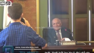 وزير الخارجية المصري سامح شكري يتحدث مع مجموعة طلاب مدرسة ثانوية في مقر وزارة الخارجية في القاهرة، 21 اغسطس 2016 (screen capture: YouTube)