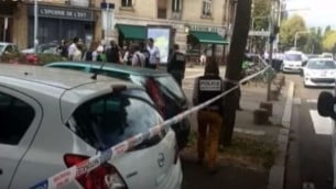 الشرطة الفرنسية في الموقع الذي تعرض فيه رجل يهودي للطعن بيد رجل مضطرب نفسيا صرخ "الله أكبر" في مدينة ستراسبوغ، شمال شرق فرنسا، في 19 أغسطس، 2016. (لقطة شاشة: YouTube)