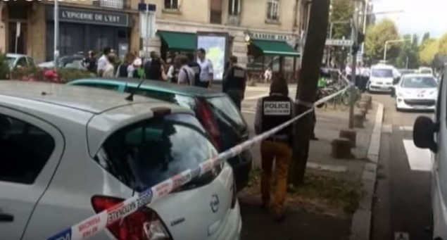 الشرطة الفرنسية في الموقع الذي تعرض فيه رجل يهودي للطعن بيد رجل مضطرب نفسيا صرخ "الله أكبر" في مدينة ستراسبوغ، شمال شرق فرنسا، في 19 أغسطس، 2016. (لقطة شاشة: YouTube)