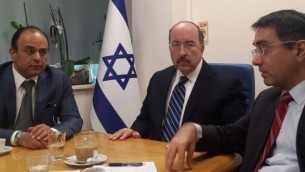 القنصل العام الإسرائيلي في إسطنبول شاي كوهين (من اليسار) خلال لقاء مع المدير العام لوزارة الخارجية دوري غولد ورئيس المكتب غلعاد كوهين، 21 مارس، 2016 في إسطنبول، تركيا. (MFA)
