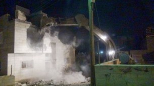 جرافة اسرائيلية تهدم الطابق الاعلى من مبنى تسكن فيه عائلة محمد مخامرة، الذي نفذ الهجوم الدامي في مجمع سارونا في تل ابيب، 4 اغسطس 2016 (IDF Spokesperson’s Unit)