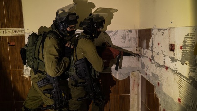 جنود إسرائيليون يستعدون لهدم منزل محمد عمايرة، الذي اعترف بكونه عضوا في خلية قتلت حاخام إسرائيلي. تم هدم المبنى في قرية دورا في الضفة الغربية، 30 أغسطس، 2016. (IDF Spokesperson) جنود إسرائيليون يستعدون لهدم منزل محمد عمايرة، الذي اعترف بكونه عضوا في خلية قتلت حاخام إسرائيلي. تم هدم المبنى في قرية دورا في الضفة الغربية، 30 أغسطس، 2016. (IDF Spokesperson)