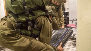 جنود اسرائيليون يصادرون معدات بث بينما يغلقون اضاعة السنابل في دورا، 31 اغسطس 2016 (IDF Spokesperson's Unit)
