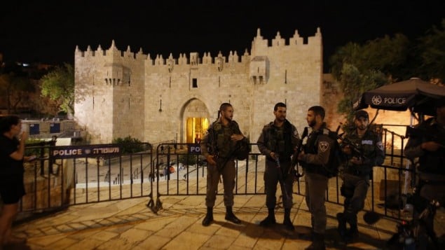 ناصر شرطة الحدود امام باب العامود في القدس القديمة، 2 مايو 2016 (AFP PHOTO / AHMAD GHARABLI) ناصر شرطة الحدود امام باب العامود في القدس القديمة، 2 مايو 2016 (AFP PHOTO / AHMAD GHARABLI)