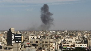 الدخان يتصاعد جراء غارة جوية إسرائيلية في رفح، جنوبي قطاع غزة، في 5 مايو، 2016.  (AFP/Said Khatib)