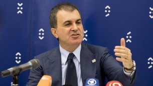 الوزير التركي للشؤون الاوروبية عمر جليك خلال مؤتمر صحفي في سلوفاكيا، 3 سبتمبر 2016 (JOE KLAMAR / AFP)