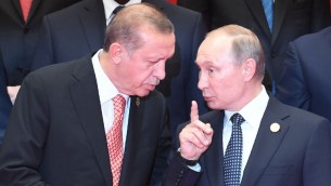 الرئيس الروسي فلاديمير بوتين ونظيره التركي رجب طيب اردوغان خلال افتتاح قمة مجموعة العشرين في هانجتشو، شرق الصين، 4 سبتمبر 2016 (GREG BAKER / AFP)