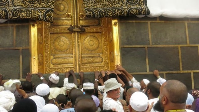 حجاج مسلمون يلمسون ابواب الكعبة الذهبية في المسجد الحرام بمكة المكرمة، 6 سبتمبر 2016 (AHMAD GHARABLI / AFP) حجاج مسلمون يلمسون ابواب الكعبة الذهبية في المسجد الحرام بمكة المكرمة، 6 سبتمبر 2016 (AHMAD GHARABLI / AFP)